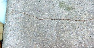 vlasové praskliny na betóne